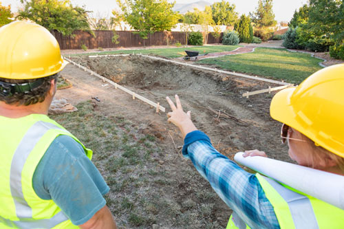 Der Poolbau ist abgeschlossen und der neue Pool im Garten ist bereit zur Nutzung.